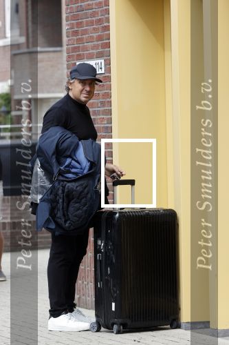 Alkmaar 15 augustus 2020
Marco Borsato arriveert bij zijn nieuwe appartement met kleding die hij bij zijn moeder heeft opgehaald. Hij heeft de afgelopen nacht voor het eerst in zijn nieuwe huis/appartement geslapen