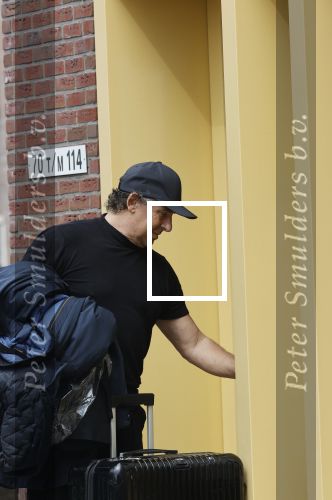 Alkmaar 15 augustus 2020
Marco Borsato arriveert bij zijn nieuwe appartement met kleding die hij bij zijn moeder heeft opgehaald. Hij heeft de afgelopen nacht voor het eerst in zijn nieuwe huis/appartement geslapen