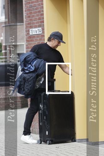 Alkmaar 15 augustus 2020
Marco Borsato arriveert bij zijn nieuwe appartement met kleding die hij bij zijn moeder heeft opgehaald. Hij heeft de afgelopen nacht voor het eerst in zijn nieuwe huis/appartement geslapen