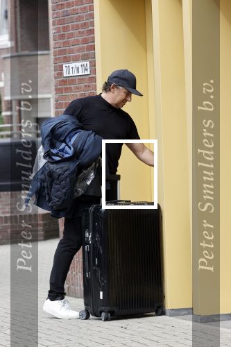 Alkmaar 15 augustus 2020
Marco Borsato arriveert bij zijn nieuwe appartement met kleding die hij bij zijn moeder heeft opgehaald. Hij heeft de afgelopen nacht voor het eerst in zijn nieuwe huis/appartement geslapen