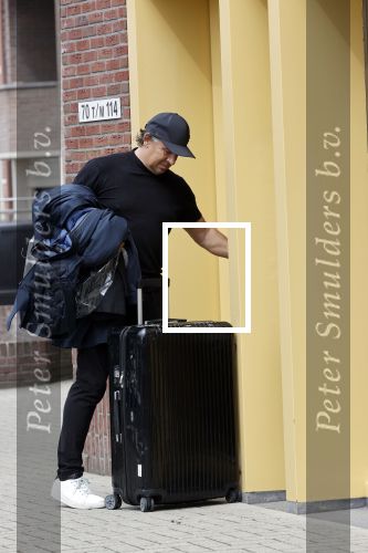 Alkmaar 15 augustus 2020
Marco Borsato arriveert bij zijn nieuwe appartement met kleding die hij bij zijn moeder heeft opgehaald. Hij heeft de afgelopen nacht voor het eerst in zijn nieuwe huis/appartement geslapen