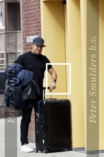 Alkmaar 15 augustus 2020
Marco Borsato arriveert bij zijn nieuwe appartement met kleding die hij bij zijn moeder heeft opgehaald. Hij heeft de afgelopen nacht voor het eerst in zijn nieuwe huis/appartement geslapen