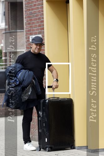 Alkmaar 15 augustus 2020
Marco Borsato arriveert bij zijn nieuwe appartement met kleding die hij bij zijn moeder heeft opgehaald. Hij heeft de afgelopen nacht voor het eerst in zijn nieuwe huis/appartement geslapen