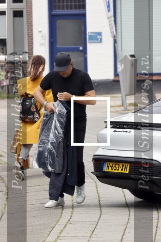 Alkmaar 15 augustus 2020
Marco Borsato arriveert bij zijn nieuwe appartement met kleding die hij bij zijn moeder heeft opgehaald. Hij heeft de afgelopen nacht voor het eerst in zijn nieuwe huis/appartement geslapen