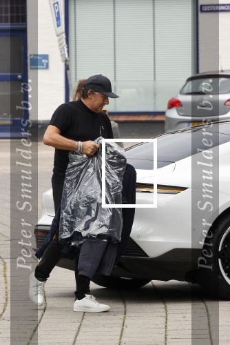 Alkmaar 15 augustus 2020
Marco Borsato arriveert bij zijn nieuwe appartement met kleding die hij bij zijn moeder heeft opgehaald. Hij heeft de afgelopen nacht voor het eerst in zijn nieuwe huis/appartement geslapen
