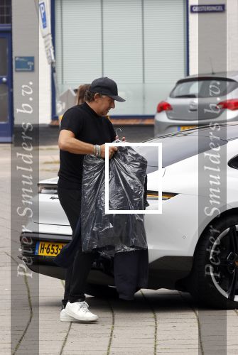 Alkmaar 15 augustus 2020
Marco Borsato arriveert bij zijn nieuwe appartement met kleding die hij bij zijn moeder heeft opgehaald. Hij heeft de afgelopen nacht voor het eerst in zijn nieuwe huis/appartement geslapen
