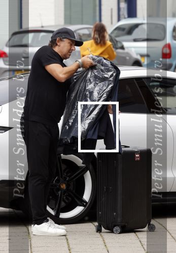 Alkmaar 15 augustus 2020
Marco Borsato arriveert bij zijn nieuwe appartement met kleding die hij bij zijn moeder heeft opgehaald. Hij heeft de afgelopen nacht voor het eerst in zijn nieuwe huis/appartement geslapen