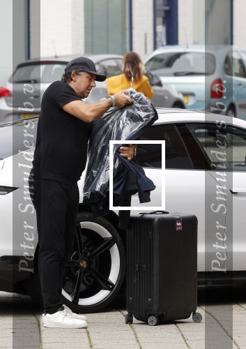 Alkmaar 15 augustus 2020
Marco Borsato arriveert bij zijn nieuwe appartement met kleding die hij bij zijn moeder heeft opgehaald. Hij heeft de afgelopen nacht voor het eerst in zijn nieuwe huis/appartement geslapen