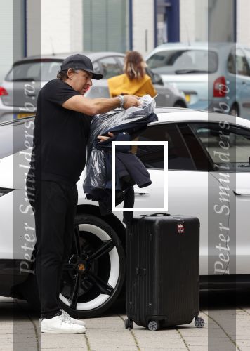Alkmaar 15 augustus 2020
Marco Borsato arriveert bij zijn nieuwe appartement met kleding die hij bij zijn moeder heeft opgehaald. Hij heeft de afgelopen nacht voor het eerst in zijn nieuwe huis/appartement geslapen