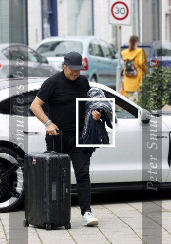 Alkmaar 15 augustus 2020
Marco Borsato arriveert bij zijn nieuwe appartement met kleding die hij bij zijn moeder heeft opgehaald. Hij heeft de afgelopen nacht voor het eerst in zijn nieuwe huis/appartement geslapen