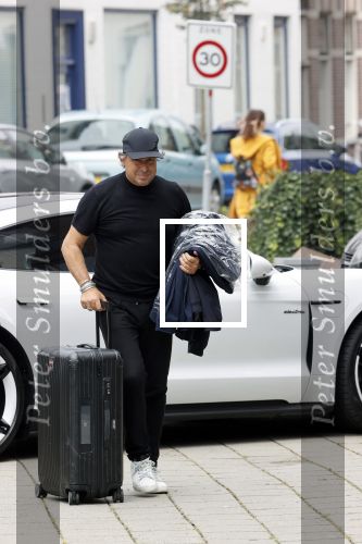 Alkmaar 15 augustus 2020
Marco Borsato arriveert bij zijn nieuwe appartement met kleding die hij bij zijn moeder heeft opgehaald. Hij heeft de afgelopen nacht voor het eerst in zijn nieuwe huis/appartement geslapen
