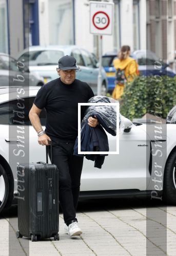 Alkmaar 15 augustus 2020
Marco Borsato arriveert bij zijn nieuwe appartement met kleding die hij bij zijn moeder heeft opgehaald. Hij heeft de afgelopen nacht voor het eerst in zijn nieuwe huis/appartement geslapen