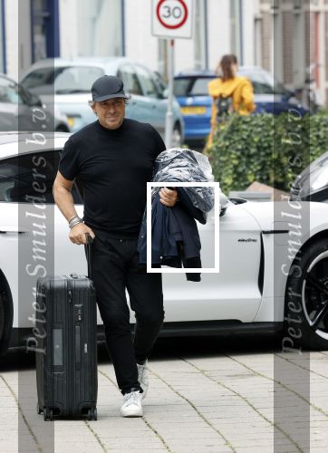 Alkmaar 15 augustus 2020
Marco Borsato arriveert bij zijn nieuwe appartement met kleding die hij bij zijn moeder heeft opgehaald. Hij heeft de afgelopen nacht voor het eerst in zijn nieuwe huis/appartement geslapen