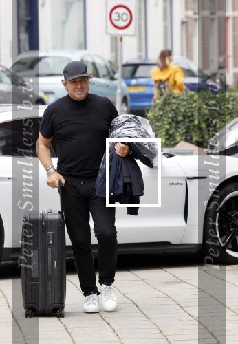 Alkmaar 15 augustus 2020
Marco Borsato arriveert bij zijn nieuwe appartement met kleding die hij bij zijn moeder heeft opgehaald. Hij heeft de afgelopen nacht voor het eerst in zijn nieuwe huis/appartement geslapen