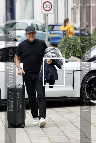 Alkmaar 15 augustus 2020
Marco Borsato arriveert bij zijn nieuwe appartement met kleding die hij bij zijn moeder heeft opgehaald. Hij heeft de afgelopen nacht voor het eerst in zijn nieuwe huis/appartement geslapen