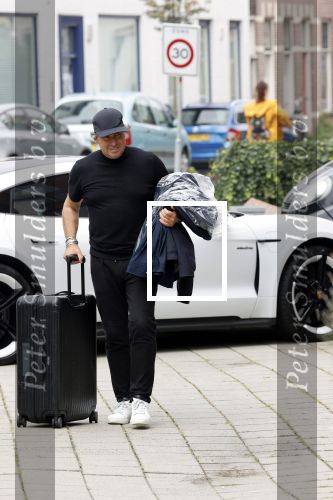 Alkmaar 15 augustus 2020
Marco Borsato arriveert bij zijn nieuwe appartement met kleding die hij bij zijn moeder heeft opgehaald. Hij heeft de afgelopen nacht voor het eerst in zijn nieuwe huis/appartement geslapen