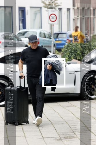 Alkmaar 15 augustus 2020
Marco Borsato arriveert bij zijn nieuwe appartement met kleding die hij bij zijn moeder heeft opgehaald. Hij heeft de afgelopen nacht voor het eerst in zijn nieuwe huis/appartement geslapen