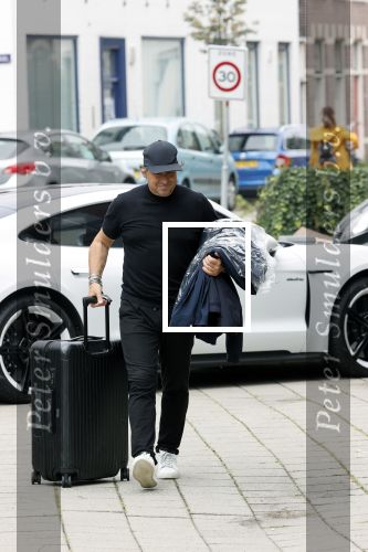 Alkmaar 15 augustus 2020
Marco Borsato arriveert bij zijn nieuwe appartement met kleding die hij bij zijn moeder heeft opgehaald. Hij heeft de afgelopen nacht voor het eerst in zijn nieuwe huis/appartement geslapen