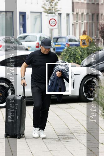 Alkmaar 15 augustus 2020
Marco Borsato arriveert bij zijn nieuwe appartement met kleding die hij bij zijn moeder heeft opgehaald. Hij heeft de afgelopen nacht voor het eerst in zijn nieuwe huis/appartement geslapen