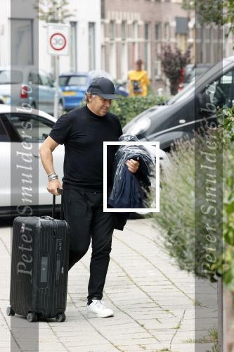 Alkmaar 15 augustus 2020
Marco Borsato arriveert bij zijn nieuwe appartement met kleding die hij bij zijn moeder heeft opgehaald. Hij heeft de afgelopen nacht voor het eerst in zijn nieuwe huis/appartement geslapen