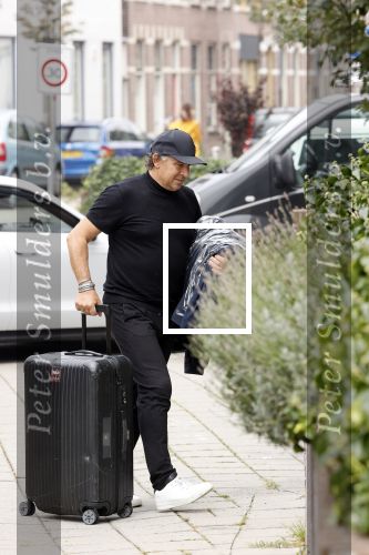 Alkmaar 15 augustus 2020
Marco Borsato arriveert bij zijn nieuwe appartement met kleding die hij bij zijn moeder heeft opgehaald. Hij heeft de afgelopen nacht voor het eerst in zijn nieuwe huis/appartement geslapen