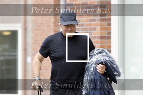 Alkmaar 15 augustus 2020
Marco Borsato arriveert bij zijn nieuwe appartement met kleding die hij bij zijn moeder heeft opgehaald. Hij heeft de afgelopen nacht voor het eerst in zijn nieuwe huis/appartement geslapen