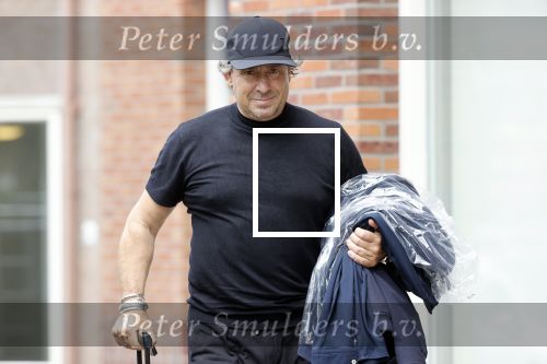 Alkmaar 15 augustus 2020
Marco Borsato arriveert bij zijn nieuwe appartement met kleding die hij bij zijn moeder heeft opgehaald. Hij heeft de afgelopen nacht voor het eerst in zijn nieuwe huis/appartement geslapen