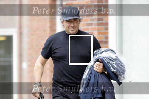 Alkmaar 15 augustus 2020
Marco Borsato arriveert bij zijn nieuwe appartement met kleding die hij bij zijn moeder heeft opgehaald. Hij heeft de afgelopen nacht voor het eerst in zijn nieuwe huis/appartement geslapen
