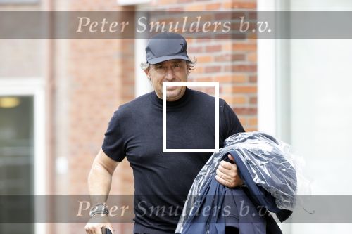 Alkmaar 15 augustus 2020
Marco Borsato arriveert bij zijn nieuwe appartement met kleding die hij bij zijn moeder heeft opgehaald. Hij heeft de afgelopen nacht voor het eerst in zijn nieuwe huis/appartement geslapen