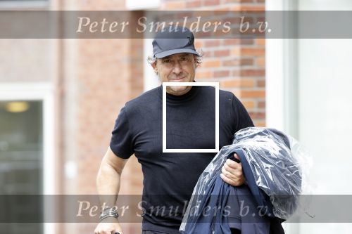 Alkmaar 15 augustus 2020
Marco Borsato arriveert bij zijn nieuwe appartement met kleding die hij bij zijn moeder heeft opgehaald. Hij heeft de afgelopen nacht voor het eerst in zijn nieuwe huis/appartement geslapen