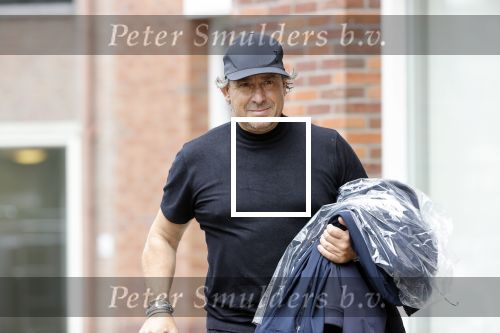 Alkmaar 15 augustus 2020
Marco Borsato arriveert bij zijn nieuwe appartement met kleding die hij bij zijn moeder heeft opgehaald. Hij heeft de afgelopen nacht voor het eerst in zijn nieuwe huis/appartement geslapen