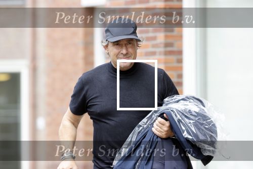 Alkmaar 15 augustus 2020
Marco Borsato arriveert bij zijn nieuwe appartement met kleding die hij bij zijn moeder heeft opgehaald. Hij heeft de afgelopen nacht voor het eerst in zijn nieuwe huis/appartement geslapen