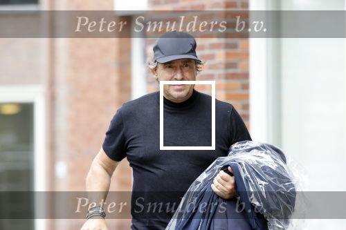 Alkmaar 15 augustus 2020
Marco Borsato arriveert bij zijn nieuwe appartement met kleding die hij bij zijn moeder heeft opgehaald. Hij heeft de afgelopen nacht voor het eerst in zijn nieuwe huis/appartement geslapen