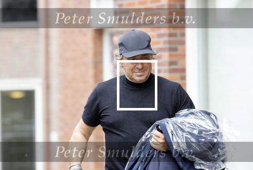 Alkmaar 15 augustus 2020
Marco Borsato arriveert bij zijn nieuwe appartement met kleding die hij bij zijn moeder heeft opgehaald. Hij heeft de afgelopen nacht voor het eerst in zijn nieuwe huis/appartement geslapen