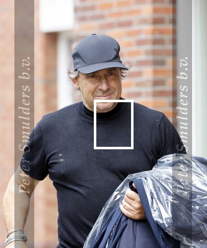 Alkmaar 15 augustus 2020
Marco Borsato arriveert bij zijn nieuwe appartement met kleding die hij bij zijn moeder heeft opgehaald. Hij heeft de afgelopen nacht voor het eerst in zijn nieuwe huis/appartement geslapen