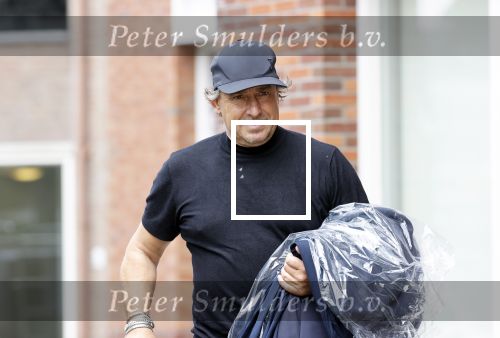 Alkmaar 15 augustus 2020
Marco Borsato arriveert bij zijn nieuwe appartement met kleding die hij bij zijn moeder heeft opgehaald. Hij heeft de afgelopen nacht voor het eerst in zijn nieuwe huis/appartement geslapen