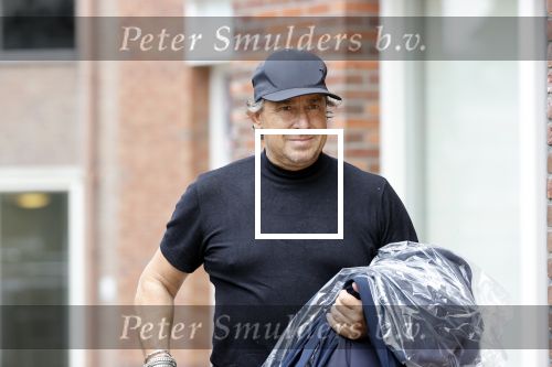 Alkmaar 15 augustus 2020
Marco Borsato arriveert bij zijn nieuwe appartement met kleding die hij bij zijn moeder heeft opgehaald. Hij heeft de afgelopen nacht voor het eerst in zijn nieuwe huis/appartement geslapen