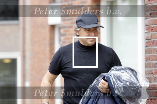 Alkmaar 15 augustus 2020
Marco Borsato arriveert bij zijn nieuwe appartement met kleding die hij bij zijn moeder heeft opgehaald. Hij heeft de afgelopen nacht voor het eerst in zijn nieuwe huis/appartement geslapen