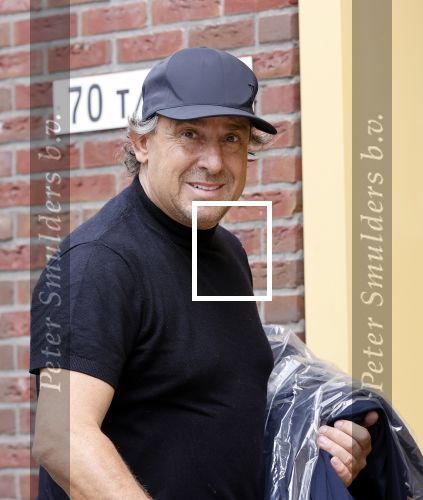 Alkmaar 15 augustus 2020
Marco Borsato arriveert bij zijn nieuwe appartement met kleding die hij bij zijn moeder heeft opgehaald. Hij heeft de afgelopen nacht voor het eerst in zijn nieuwe huis/appartement geslapen