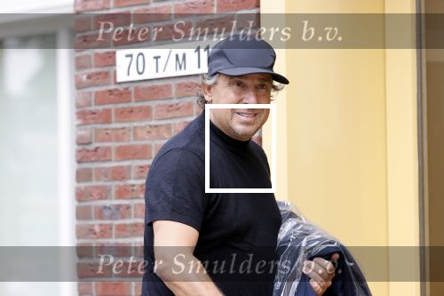 Alkmaar 15 augustus 2020
Marco Borsato arriveert bij zijn nieuwe appartement met kleding die hij bij zijn moeder heeft opgehaald. Hij heeft de afgelopen nacht voor het eerst in zijn nieuwe huis/appartement geslapen