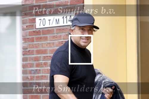 Alkmaar 15 augustus 2020
Marco Borsato arriveert bij zijn nieuwe appartement met kleding die hij bij zijn moeder heeft opgehaald. Hij heeft de afgelopen nacht voor het eerst in zijn nieuwe huis/appartement geslapen