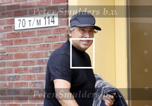 Alkmaar 15 augustus 2020
Marco Borsato arriveert bij zijn nieuwe appartement met kleding die hij bij zijn moeder heeft opgehaald. Hij heeft de afgelopen nacht voor het eerst in zijn nieuwe huis/appartement geslapen