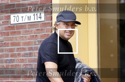 Alkmaar 15 augustus 2020
Marco Borsato arriveert bij zijn nieuwe appartement met kleding die hij bij zijn moeder heeft opgehaald. Hij heeft de afgelopen nacht voor het eerst in zijn nieuwe huis/appartement geslapen