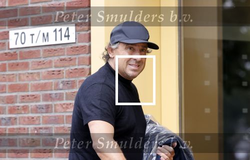 Alkmaar 15 augustus 2020
Marco Borsato arriveert bij zijn nieuwe appartement met kleding die hij bij zijn moeder heeft opgehaald. Hij heeft de afgelopen nacht voor het eerst in zijn nieuwe huis/appartement geslapen