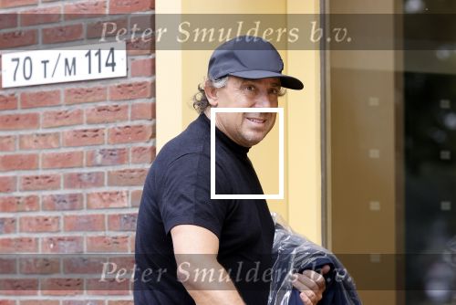 Alkmaar 15 augustus 2020
Marco Borsato arriveert bij zijn nieuwe appartement met kleding die hij bij zijn moeder heeft opgehaald. Hij heeft de afgelopen nacht voor het eerst in zijn nieuwe huis/appartement geslapen