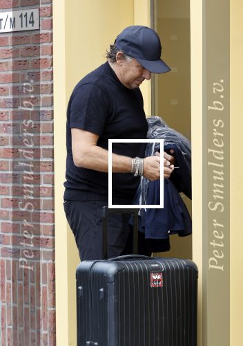 Alkmaar 15 augustus 2020
Marco Borsato arriveert bij zijn nieuwe appartement met kleding die hij bij zijn moeder heeft opgehaald. Hij heeft de afgelopen nacht voor het eerst in zijn nieuwe huis/appartement geslapen
