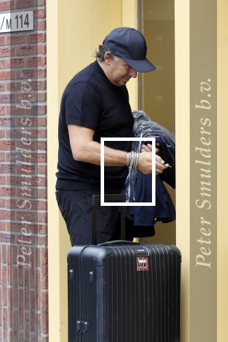 Alkmaar 15 augustus 2020
Marco Borsato arriveert bij zijn nieuwe appartement met kleding die hij bij zijn moeder heeft opgehaald. Hij heeft de afgelopen nacht voor het eerst in zijn nieuwe huis/appartement geslapen
