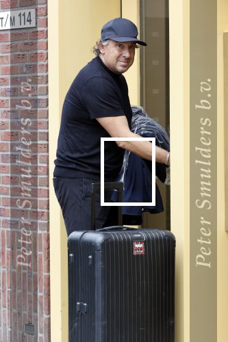 Alkmaar 15 augustus 2020
Marco Borsato arriveert bij zijn nieuwe appartement met kleding die hij bij zijn moeder heeft opgehaald. Hij heeft de afgelopen nacht voor het eerst in zijn nieuwe huis/appartement geslapen