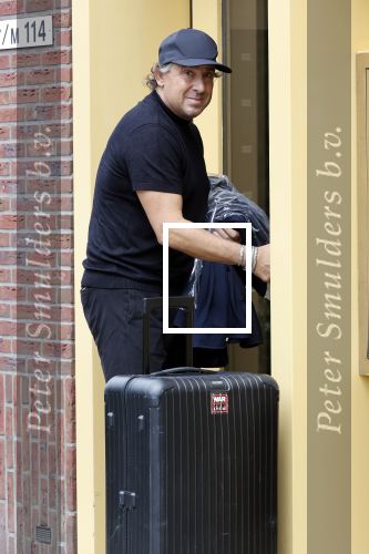 Alkmaar 15 augustus 2020
Marco Borsato arriveert bij zijn nieuwe appartement met kleding die hij bij zijn moeder heeft opgehaald. Hij heeft de afgelopen nacht voor het eerst in zijn nieuwe huis/appartement geslapen