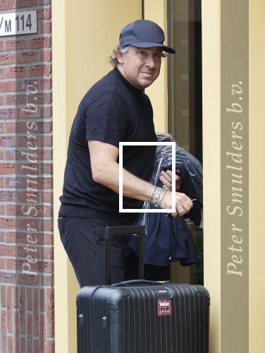Alkmaar 15 augustus 2020
Marco Borsato arriveert bij zijn nieuwe appartement met kleding die hij bij zijn moeder heeft opgehaald. Hij heeft de afgelopen nacht voor het eerst in zijn nieuwe huis/appartement geslapen